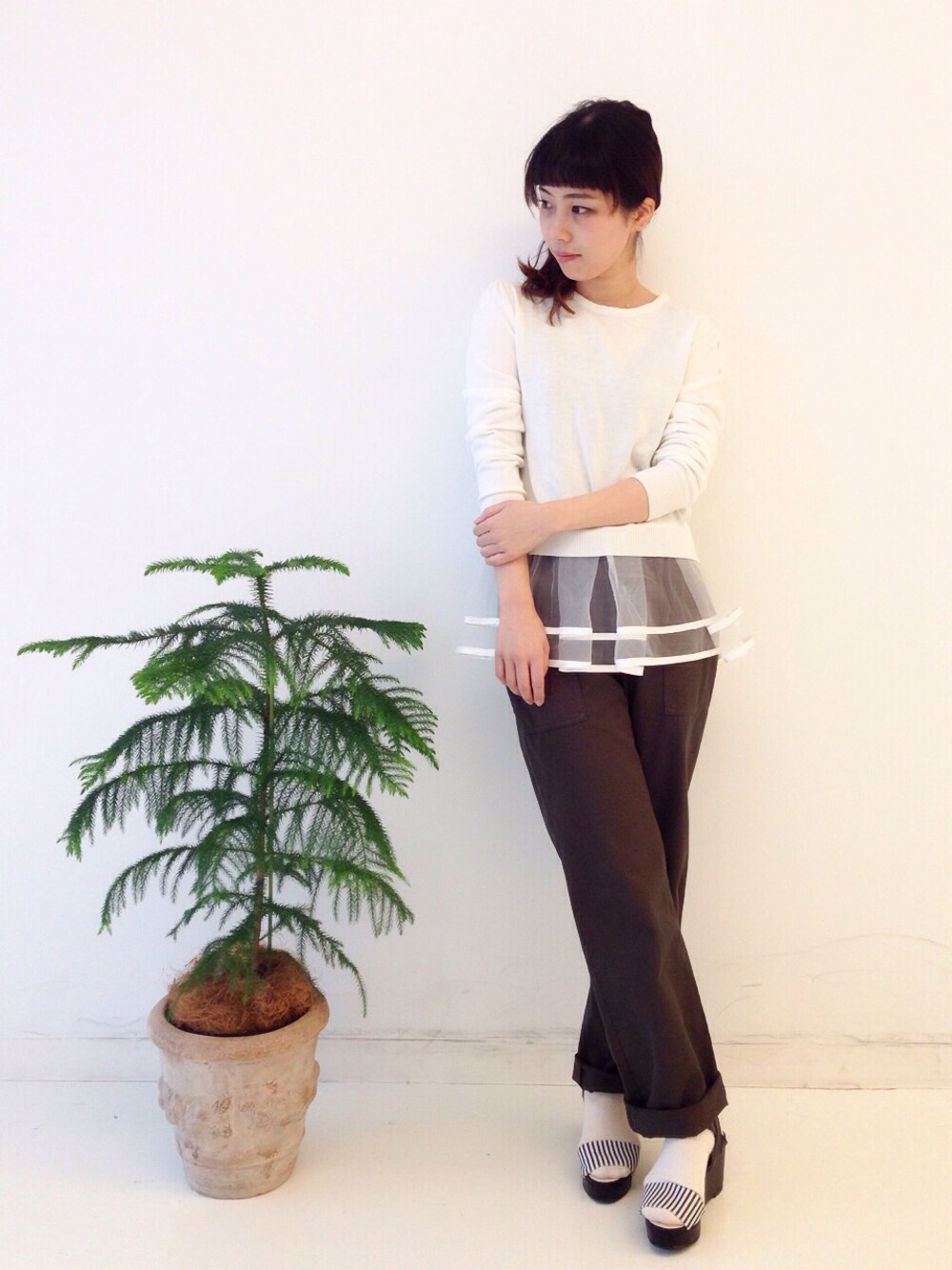 「レース、haco.、ワークパンツ、ぺプラムトップス、靴下 × サンダル」｜「haco!のロジーズ　シルエット自慢のワークパンツの会（その他パンツ、その他）」を使った、MAKORIさん（レディース・158cm）の春コーディネートの1枚目の写真