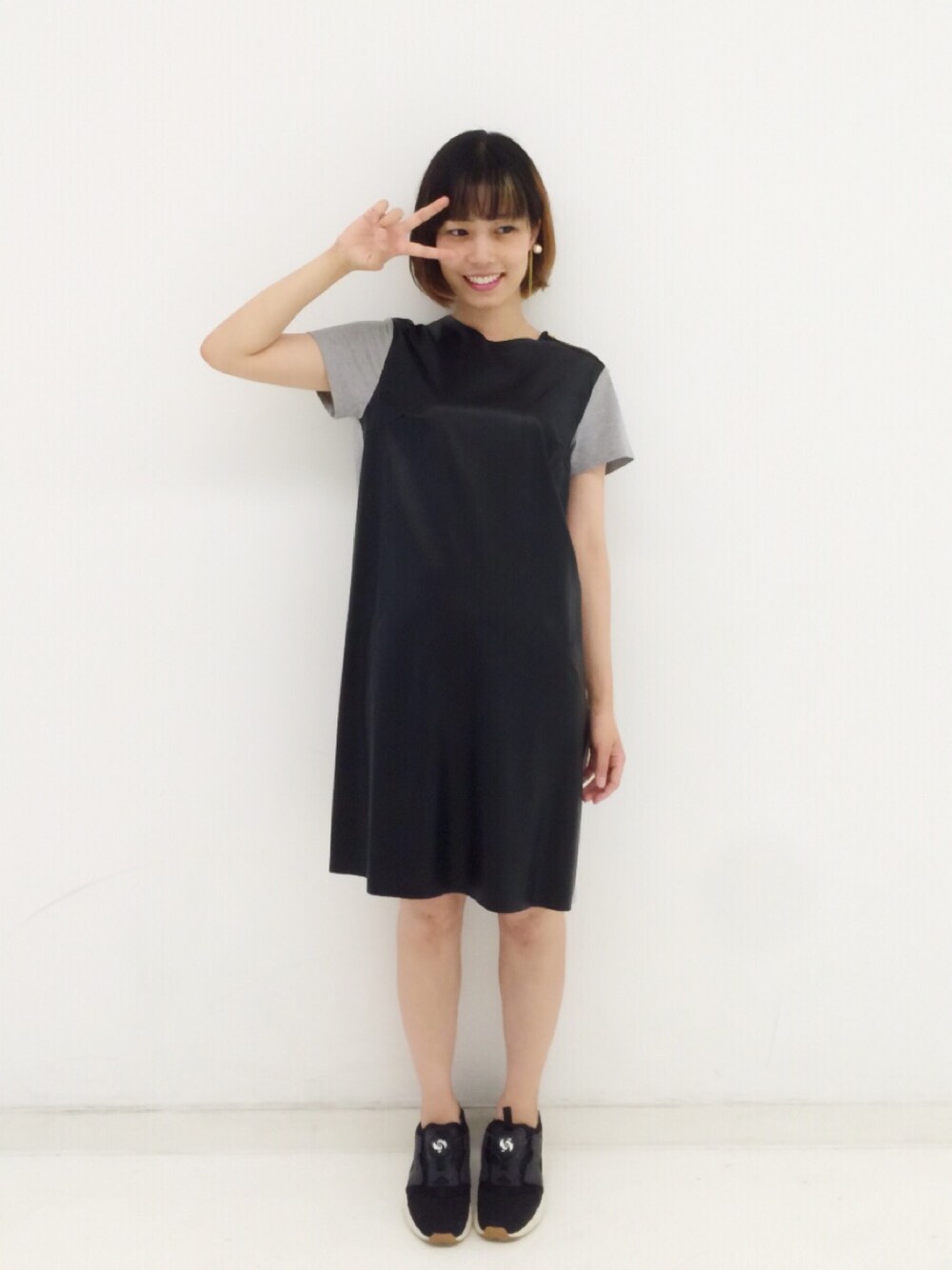 ブラック系のワンピースを着用したレディースの秋コーディネートの1枚目の写真