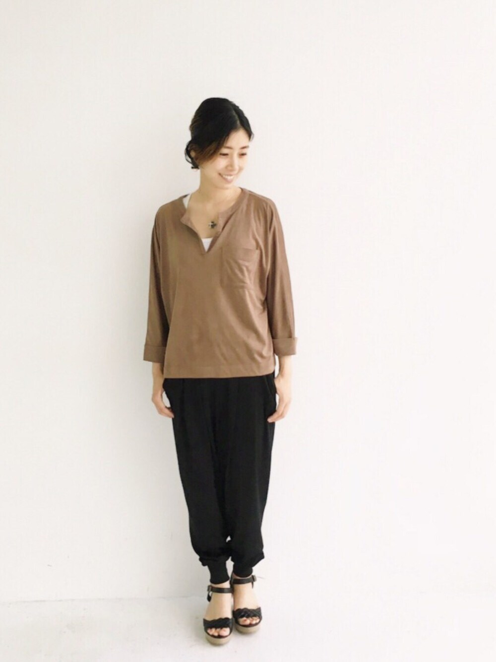 ブラック系のその他パンツ、ブラウン系のシャツ/ブラウス、ブラック系のサンダルを着用したレディースの夏コーディネートの1枚目の写真