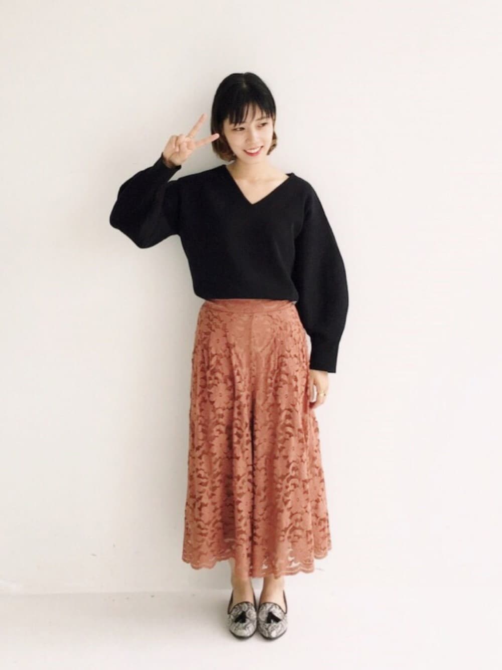 その他のドレスシューズ、ブラウン系のその他パンツ、ブラック系のニット/セーターを着用したレディースの秋コーディネートの1枚目の写真