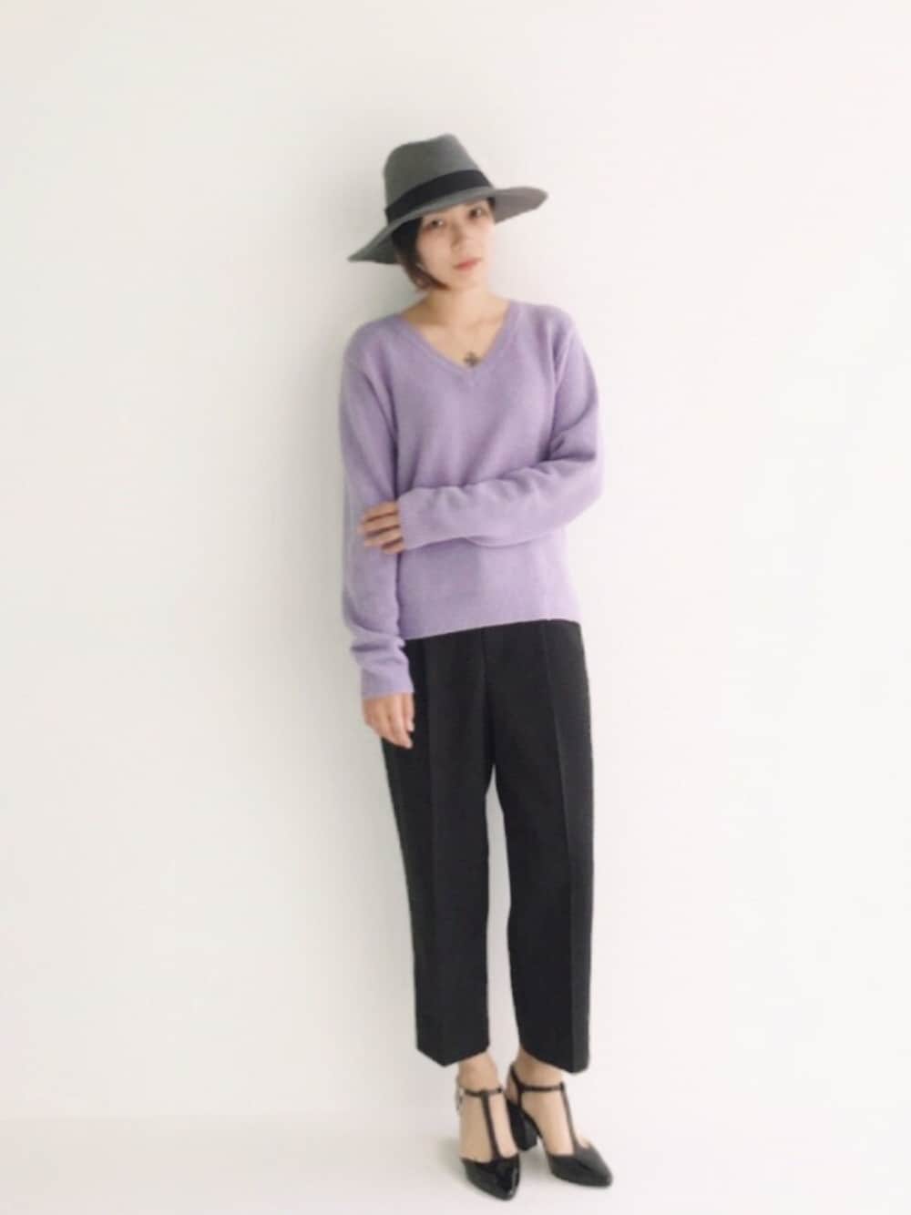 ブラック系のパンプス、パープル系のニット/セーター、ブラック系のその他パンツを着用したレディースの秋コーディネートの1枚目の写真