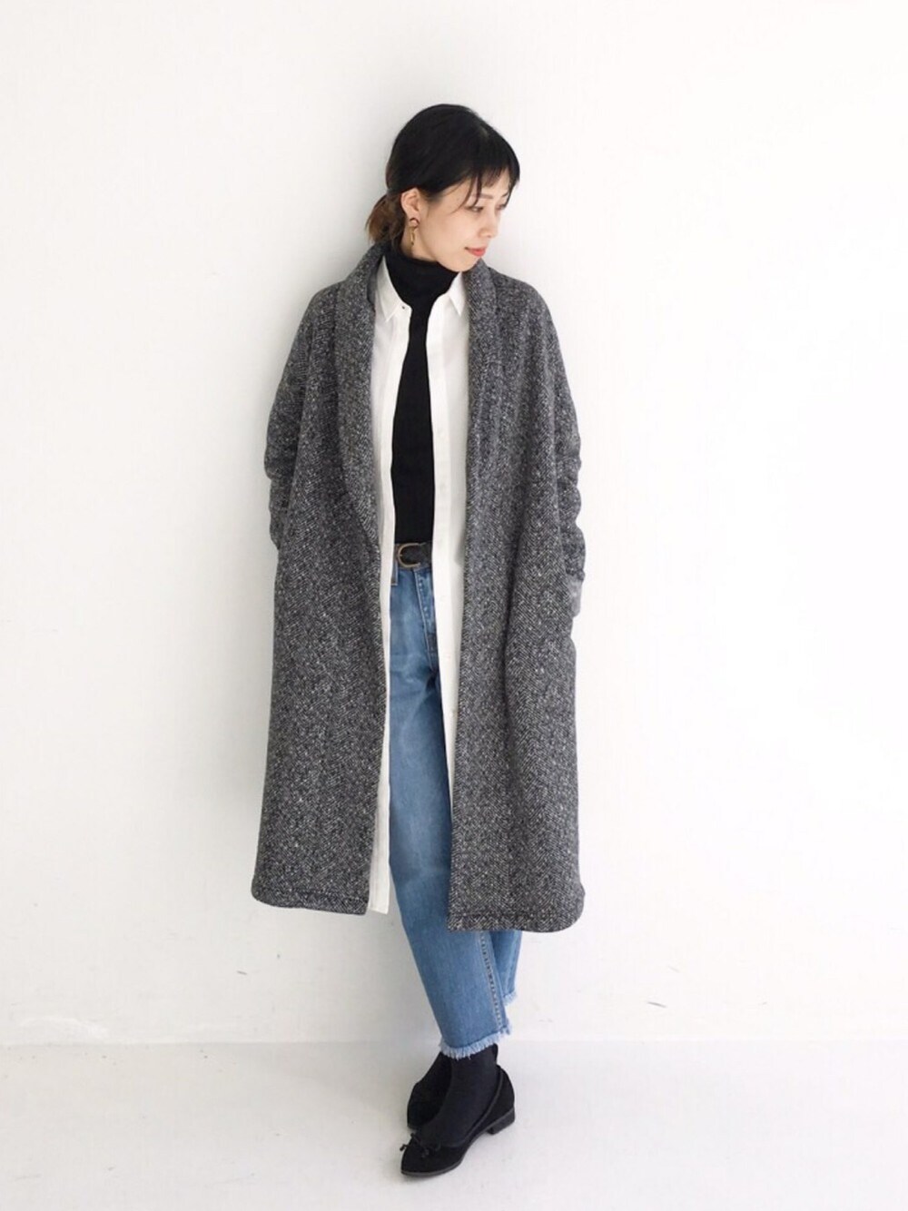 「オトナカジュアル、秋のコーデ、デニム、フリンジ、コーディガン、重ね着、バレエシューズ、タートルネック、レイヤードスタイル」｜「haco!の定番シルエットのフリンジデニムパンツ（デニムパンツ、ブルー系）」を使った、MAKORIさん（レディース・159cm）の秋コーディネートの1枚目の写真