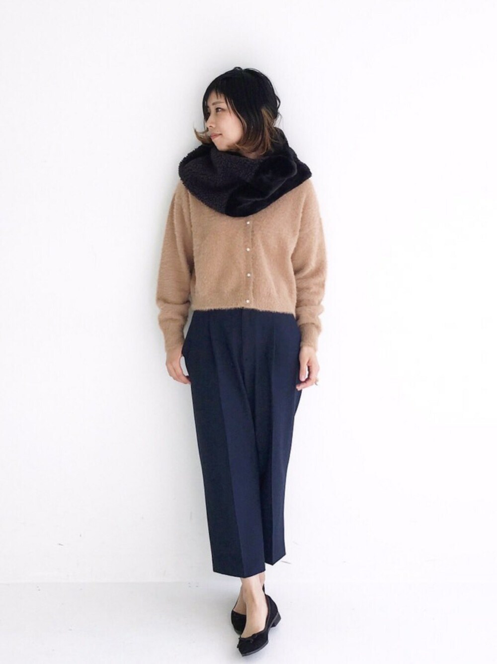 ブラック系のバレエシューズ、ベージュ系のカーディガン/ボレロ、ブルー系のその他パンツを着用したレディースの秋コーディネートの1枚目の写真
