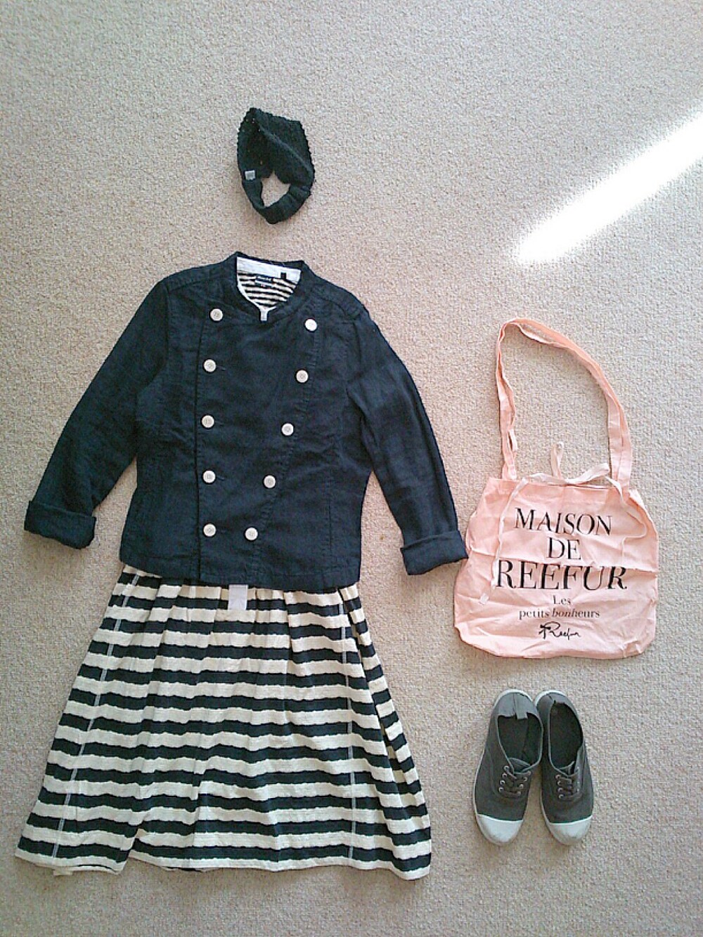 グレー系のスニーカー、ブラック系のヘアバンドを着用したレディースの春コーディネートの1枚目の写真