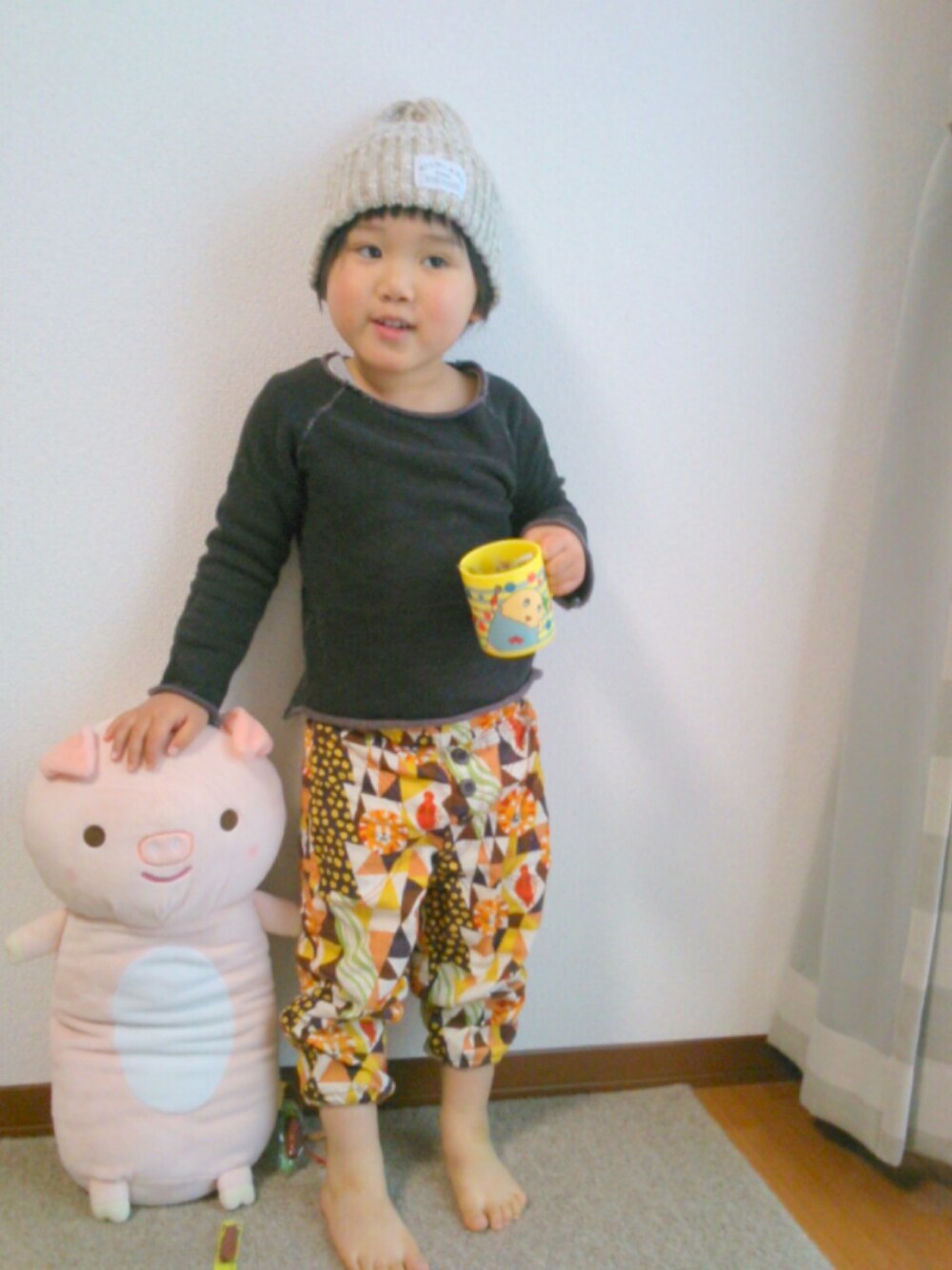「スウェット、柄パンツ、ニットキャップ」｜「ぶたさん（おもちゃ、ピンク系）」を使った、ratoco*さん（キッズ・100cm）の春コーディネートの1枚目の写真