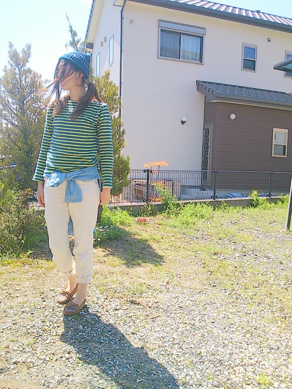 「ボーダー、プレッピー、ニットキャップ、minnetonka、白パンツ、デニム シャツ、腰巻きスタイル」｜「studio CLIPの【studio CLIP】 コットンレーヨンリネンワッチキャップ（キャップ、ブルー系）」を使った、ratoco*さん（レディース・164cm）の春コーディネートの1枚目の写真