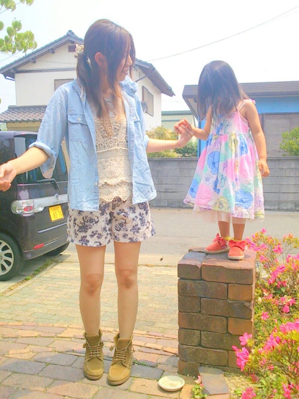 「ショートパンツ、ショートブーツ、デニムシャツ、花柄パンツ、シューレース、レーストップス」｜「OSMOSISの花柄セットアップ（セットアップ、ホワイト系）」を使った、ratoco*さん（レディース・164cm）の夏コーディネートの1枚目の写真