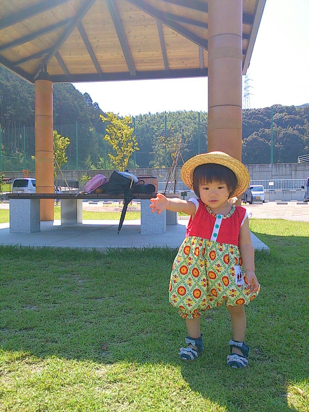 「ファーストシューズ、ロンパース、レッド、麦わら帽子、サンダル、公園」｜「麦わら帽子（ハット、ベージュ系）」を使った、ratoco*さん（キッズ・70cm）の秋コーディネートの1枚目の写真