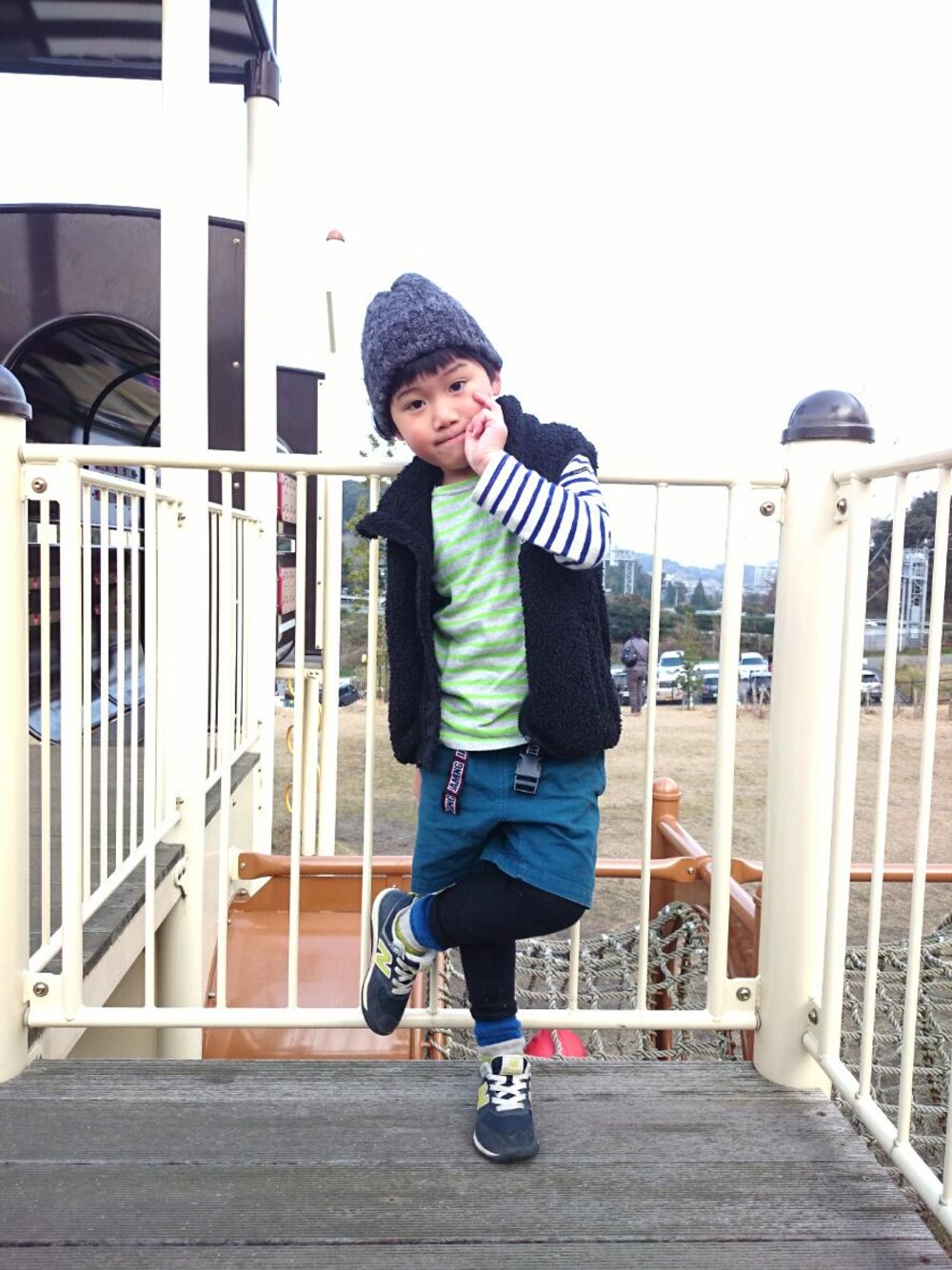 「ボーダー、ニット帽、ベスト、アウトドア、ショートパンツ、レギンス、5歳、おとこのこ、公園コーデ」｜「こども ビームスのNEW BALANCE / "KS574" (14～21cm)（スニーカー、ブルー系）」を使った、ratoco*さん（キッズ・110cm）の冬コーディネートの1枚目の写真