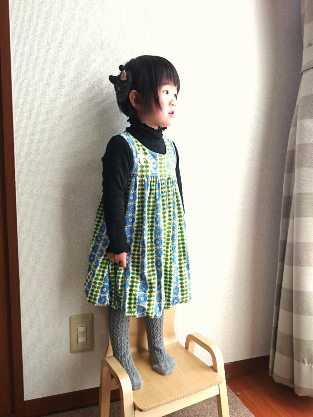 「おかっぱ、春コーデ、タイツ、花柄ワンピース、ヘアアクセサリー、タートル、2歳、おんなのこ」｜「ANNIKAのアイテム（バレッタ/ヘアクリップ、グレー系）」を使った、ratoco*さん（キッズ・90cm）の冬コーディネートの1枚目の写真