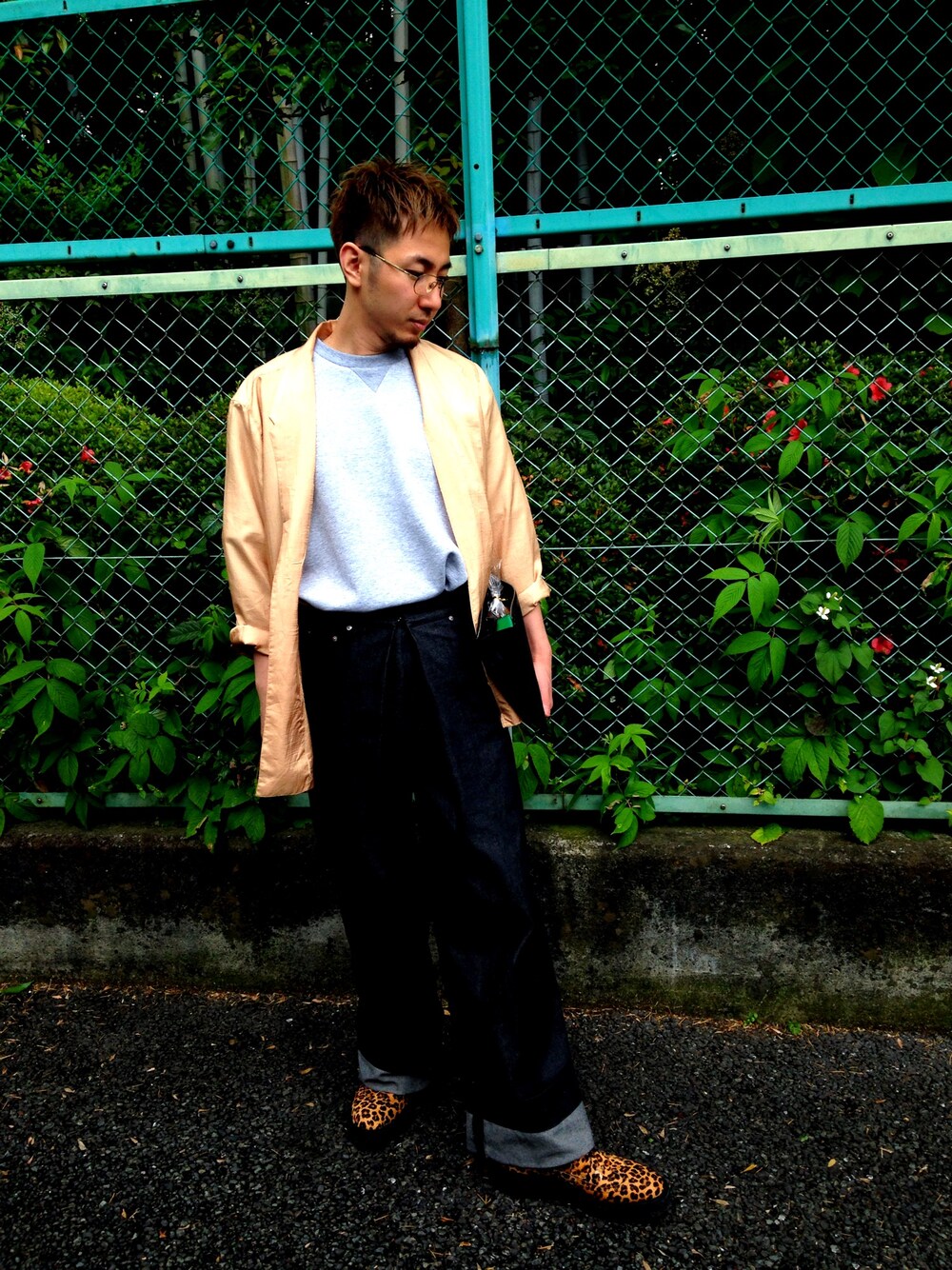 「休日、リラックス、抜き感」｜「JOHN LAWRENCE SULLIVANのアイテム（デニムパンツ、ブラック系）」を使った、石川昌太さん（メンズ・175cm）の夏コーディネートの1枚目の写真