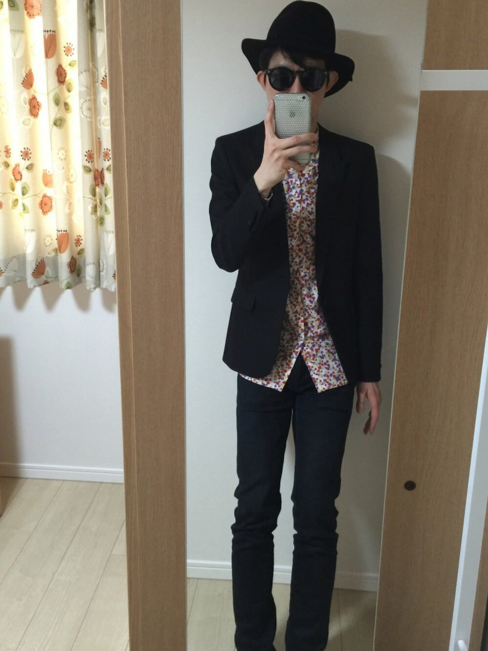 「SAINT LAURENT PARISのアイテム（テーラードジャケット、ブラック系）」を使った、ささやんさん（メンズ・180cm）の春コーディネートの1枚目の写真
