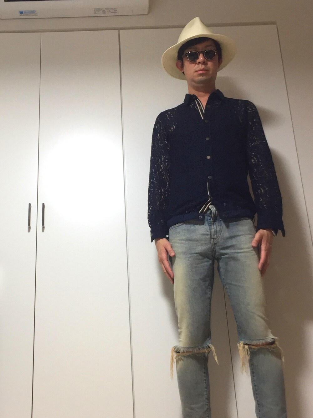 「大人カジュアル、ネイビー、ダメージデニムパンツ、N21 numero ventuno」｜「KIJIMA TAKAYUKIのKIJIMA TAKAYUKI ペーパーブレードハット（ハット、ホワイト系）」を使った、ささやんさん（メンズ・180cm）の秋コーディネートの1枚目の写真