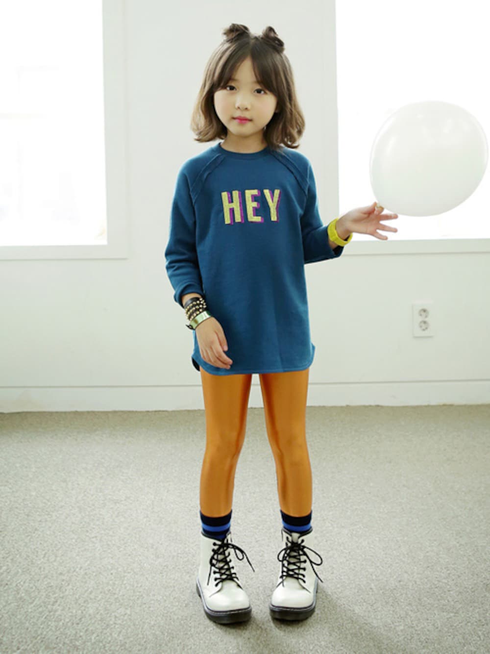 ブルー系のTシャツ/カットソー、ブラック系のブーツ、ホワイト系のその他トップスを着用したキッズの冬コーディネートの1枚目の写真