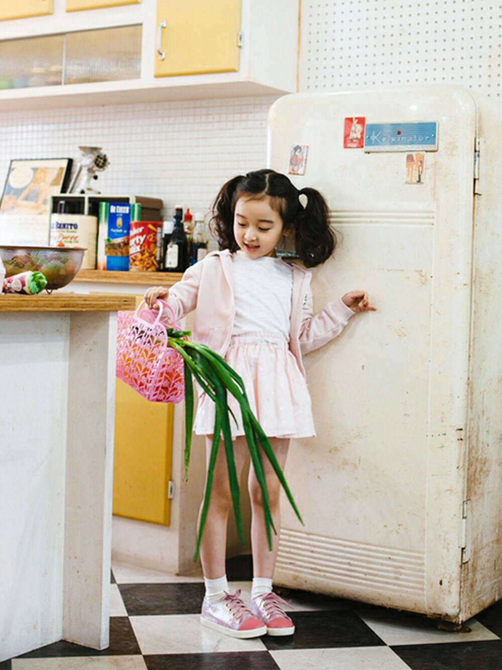 ピンク系のパーカー、ピンク系のスカート、ホワイト系のその他トップスを着用したキッズの冬コーディネートの1枚目の写真