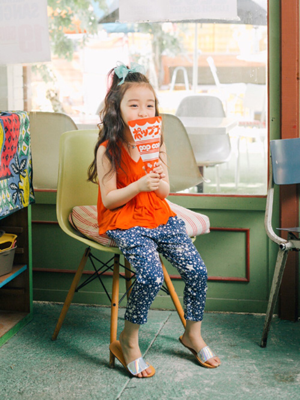 オレンジ系のTシャツ/カットソー、ブルー系のその他パンツ、シルバー系のサンダルを着用したキッズの夏コーディネートの1枚目の写真