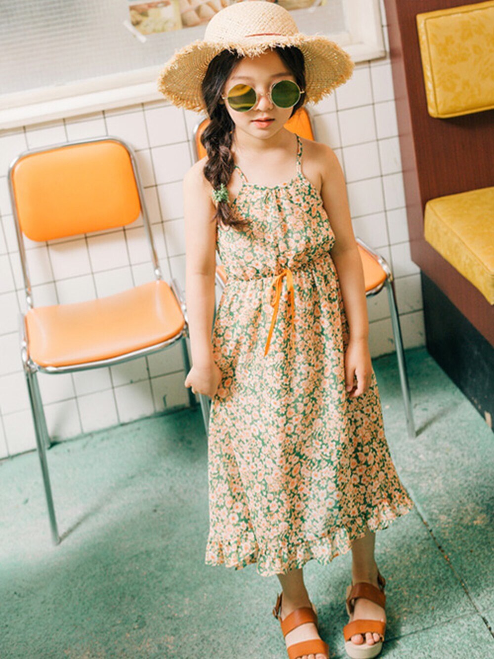 グリーン系のワンピース/ドレス、ベージュ系の帽子を着用したキッズの夏コーディネートの1枚目の写真