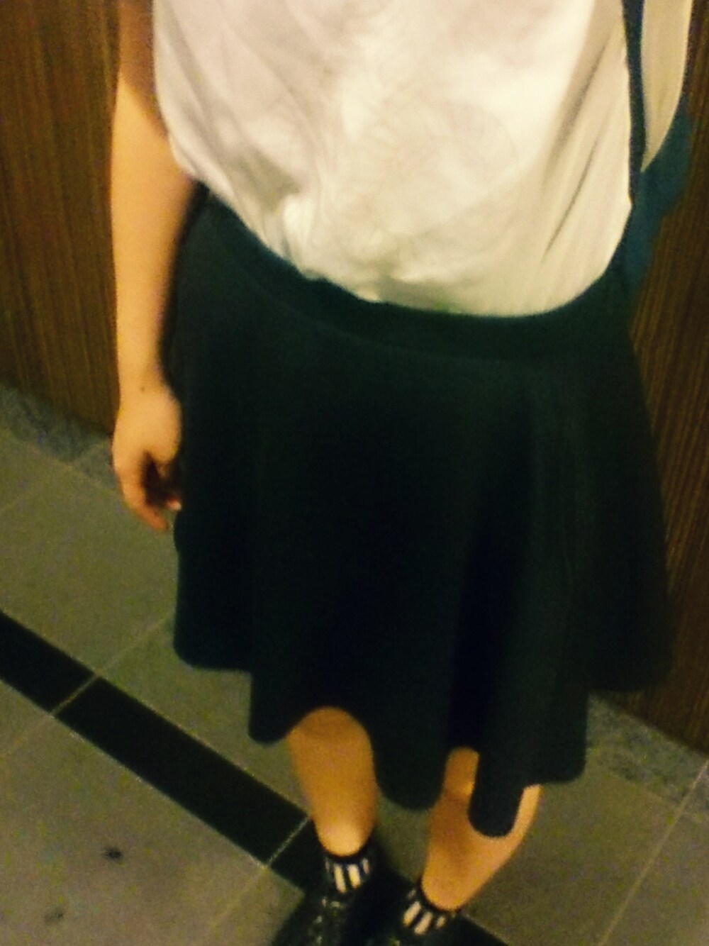 ブラック系のスカートを着用したレディースの夏コーディネートの1枚目の写真