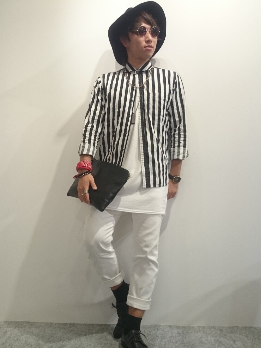 「モード、モノトーン、ロングシャツ、ツバ広ハット、丸グラサン、白パン、ブラックホワイト」｜「Unline by alfredoBANNISTERのプレーンシューズ（ドレスシューズ、ブラック系）」を使った、GENSEIさん（メンズ・172cm）の秋コーディネートの1枚目の写真