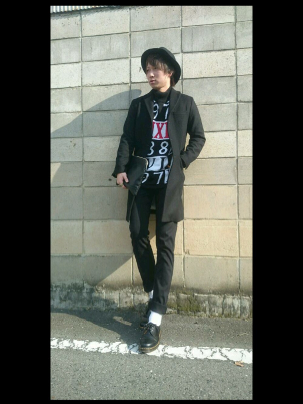 「モノトーン、チェスターコート、Dr.Martens、ブラックタートルニット、キレイめ、SHIPSJETBLUE、HARE、UNIQLO、黒タートルネック、黒スキニー」｜「Marie Diamondのタートルニット（ニット/セーター、ブラック系）」を使った、GENSEIさん（メンズ・173cm）の秋コーディネートの1枚目の写真
