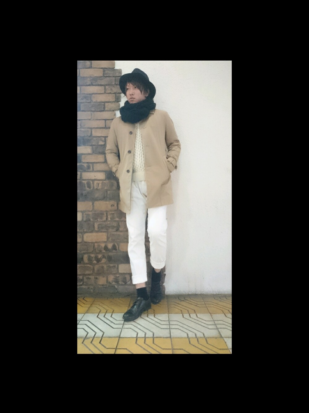 「白タートルネック、ホワイトパンツ、ツバ広ハット、モノトーン、HARE、モード、キレイめ」｜「HAREのロングブリムハット【HARE】（ハット、ブラック系）」を使った、GENSEIさん（メンズ・172cm）の冬コーディネートの1枚目の写真