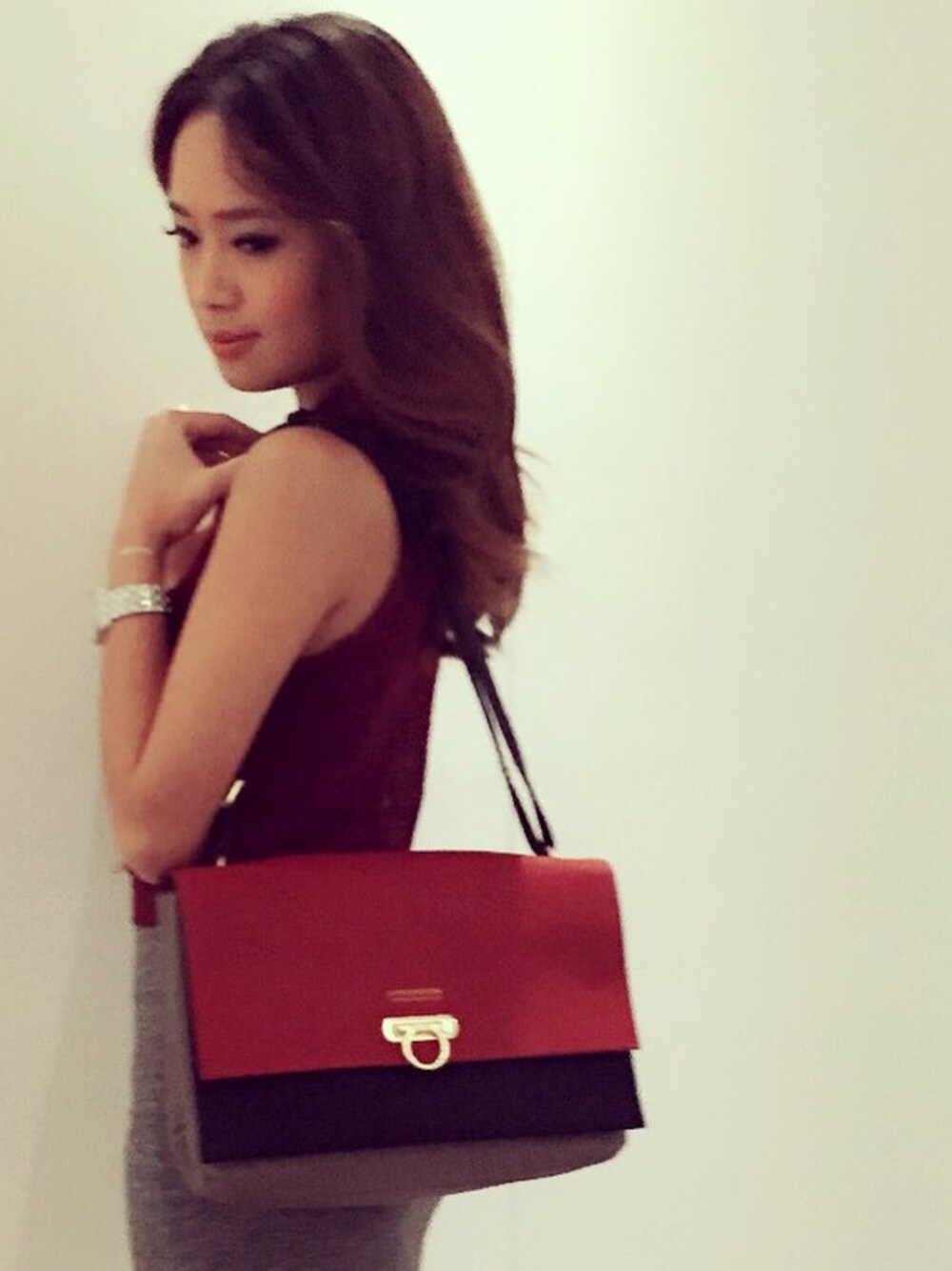 「littleroom、BAG、handbag、haileyc、haileystyle、hkgirl」｜「littleroomのアイテム（クラッチバッグ、レッド系）」を使った、haileycさん（レディース・158cm）の夏コーディネートの1枚目の写真