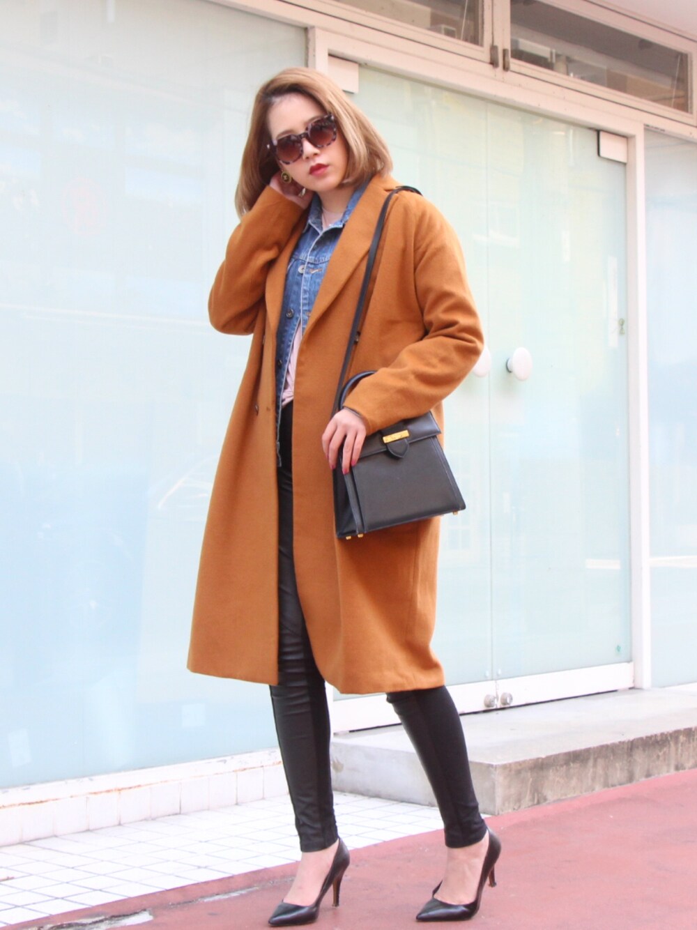 「レザーパンツ、レザー、デニム、デニムパンツ、H&M、異素材、カジュアル、vintage」｜「FERRAGAMOのアイテム（ショルダーバッグ、ブラック系）」を使った、mizukiさん（レディース・164cm）の冬コーディネートの1枚目の写真
