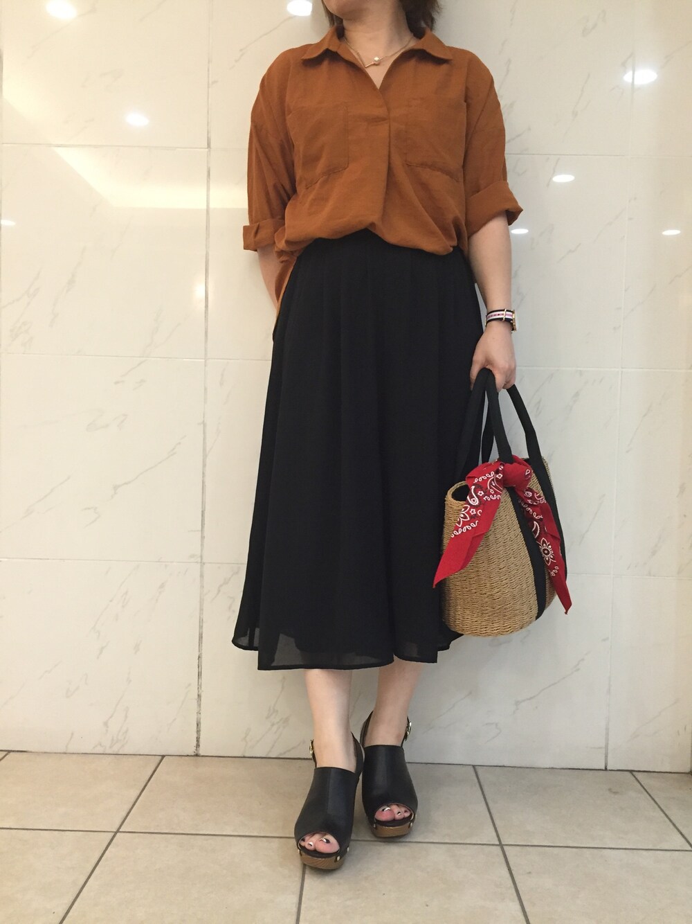 「オトナカジュアル、秋コーデ、オトナ女子、テラコッタ、プチプラ、スキッパーシャツ、スカーチョ、ブラック」｜「GUのアイテム（サンダル、ブラック系）」を使った、みのこさん（レディース・153cm）の夏コーディネートの1枚目の写真