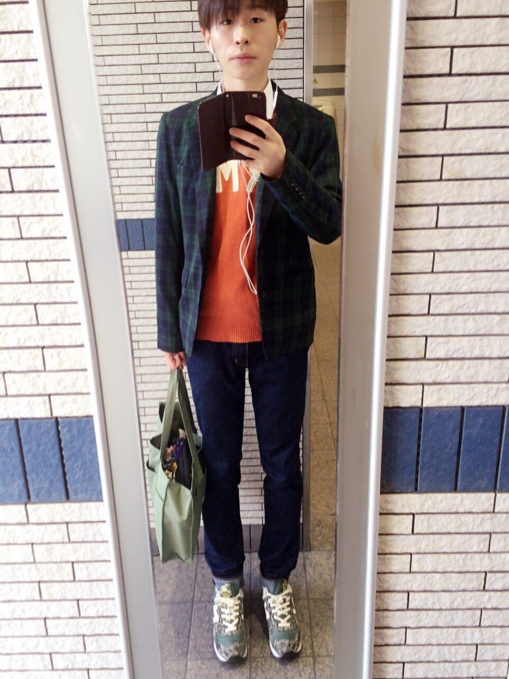 オレンジ系のニット/セーター、グリーン系のテーラードジャケット、ブルー系のパンツを着用したメンズの冬コーディネートの1枚目の写真