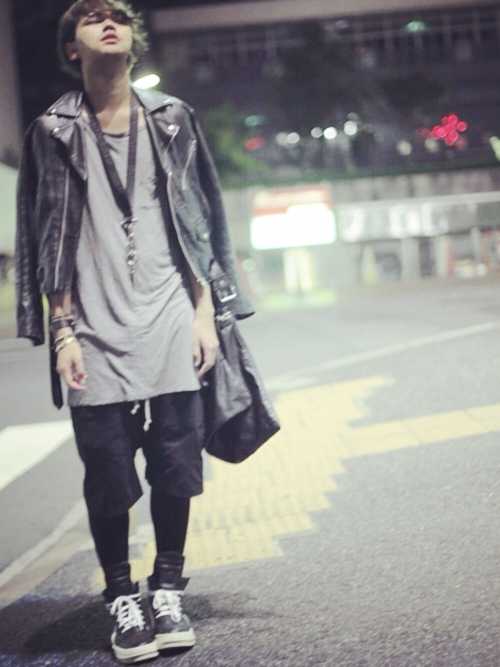 「ネックレス、GIVENCHY、RICK OWENS、ライダースジャケット、ハイカットスニーカー」｜「GIVENCHYのkeyring（ネックレス、ブラック系）」を使った、ひかるさん（メンズ・180cm）の秋コーディネートの1枚目の写真