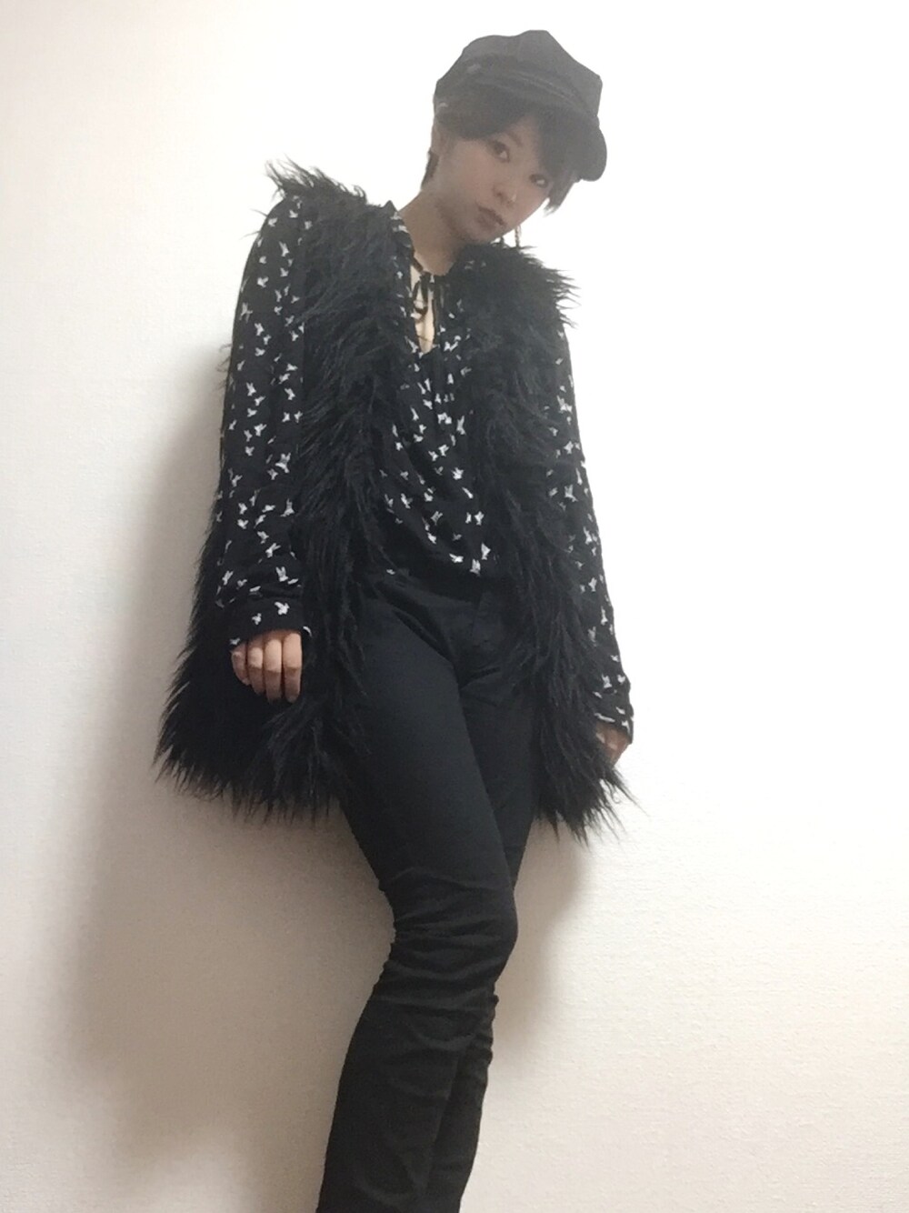 「LuzLlena、Another Edition、マリンキャップ、H&M、オールブラック、ローズバッド、ファーベスト、デザインシャツ、ootd、outfit」｜「Luz Llenaのアイテム（ベスト、ブラック系）」を使った、西垣さんさん（レディース・160cm）の秋コーディネートの1枚目の写真