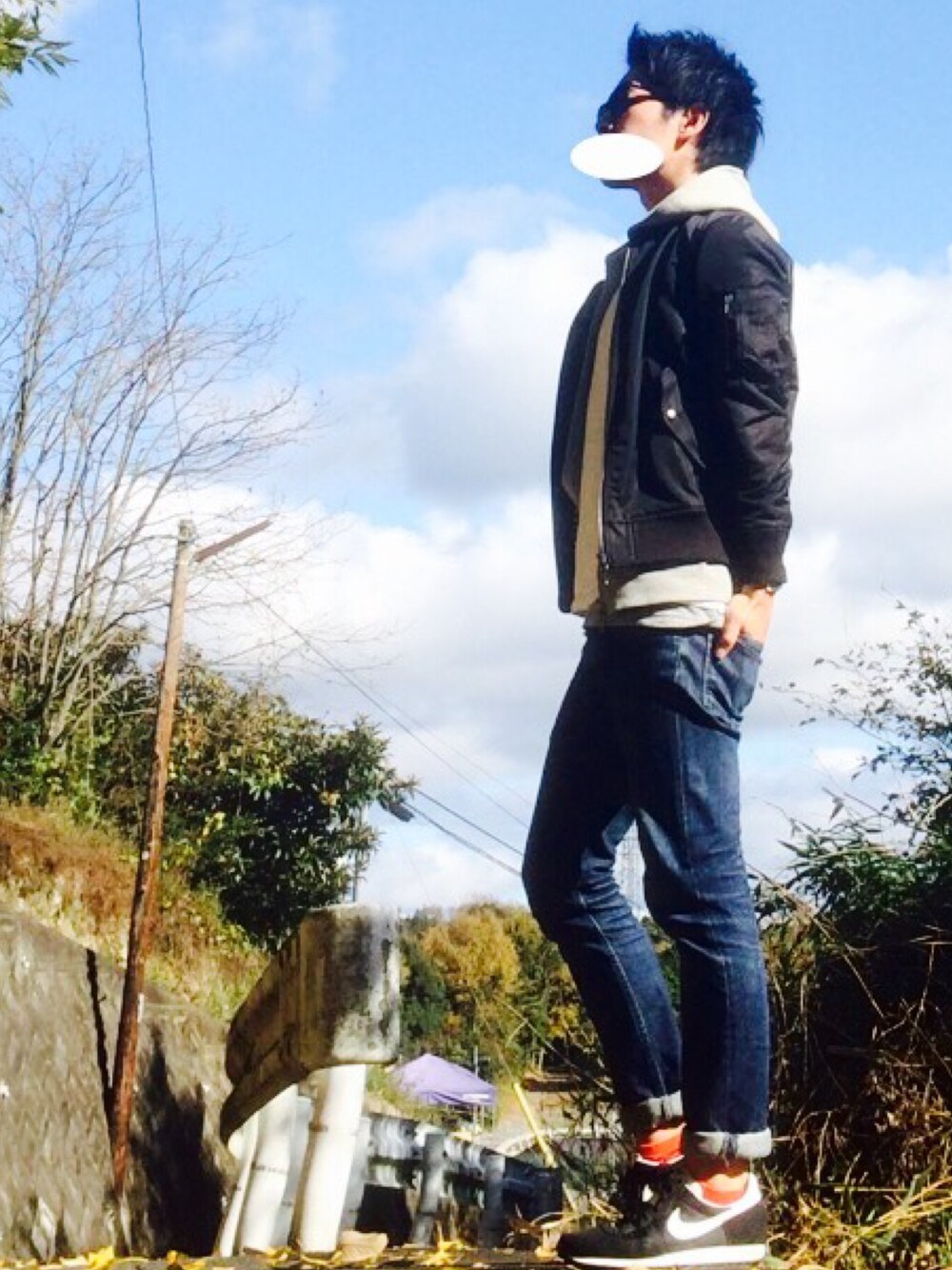 グレー系のパーカー、ブラック系のミリタリージャケット、ホワイト系のTシャツ/カットソーを着用したメンズの秋コーディネートの1枚目の写真