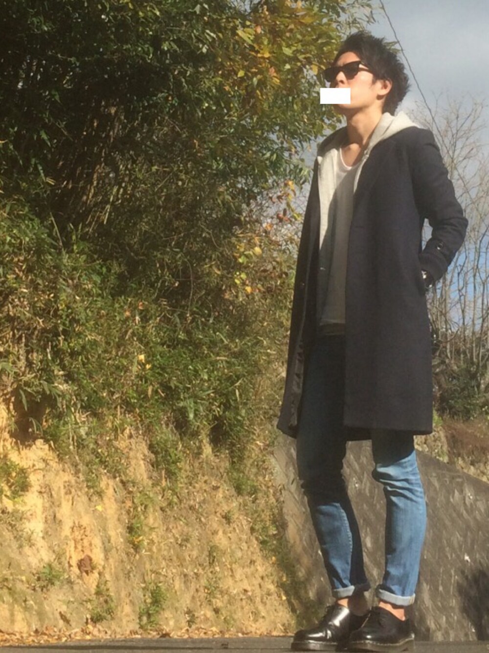 「komono、チェスターコート、ネイビー、パーカー、ray ban、Dr.Martens、ドクターマーチン、スキニーデニム、DETAILS」｜「DETAILSのDETAILS/3Bチェスターコート（チェスターコート、ブルー系）」を使った、そらしどさん（メンズ・171cm）の冬コーディネートの1枚目の写真