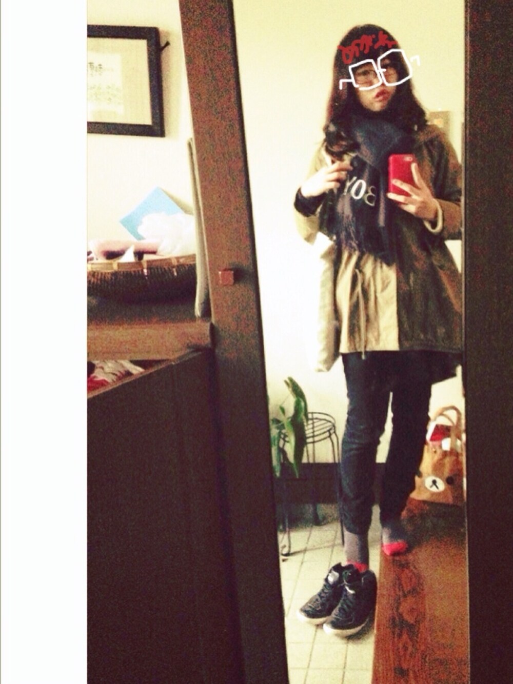 グリーン系のミリタリージャケット、ブラック系のその他パンツ、ブラック系のスニーカーを着用したレディースの冬コーディネートの1枚目の写真