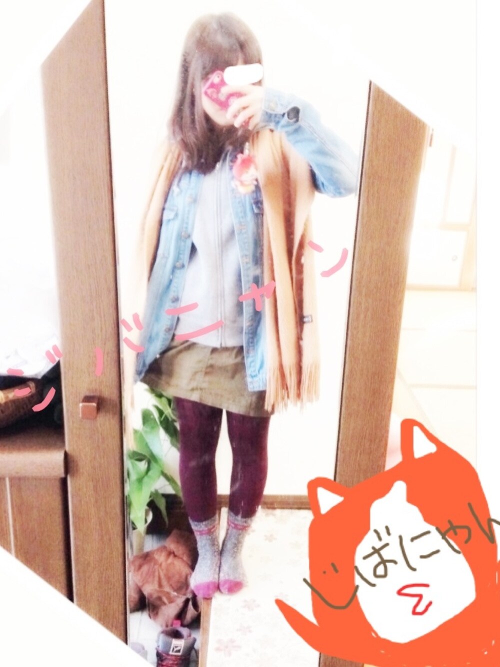 グレー系のパーカー、グリーン系のスカート、ブルー系のデニムジャケットを着用したレディースの冬コーディネートの1枚目の写真