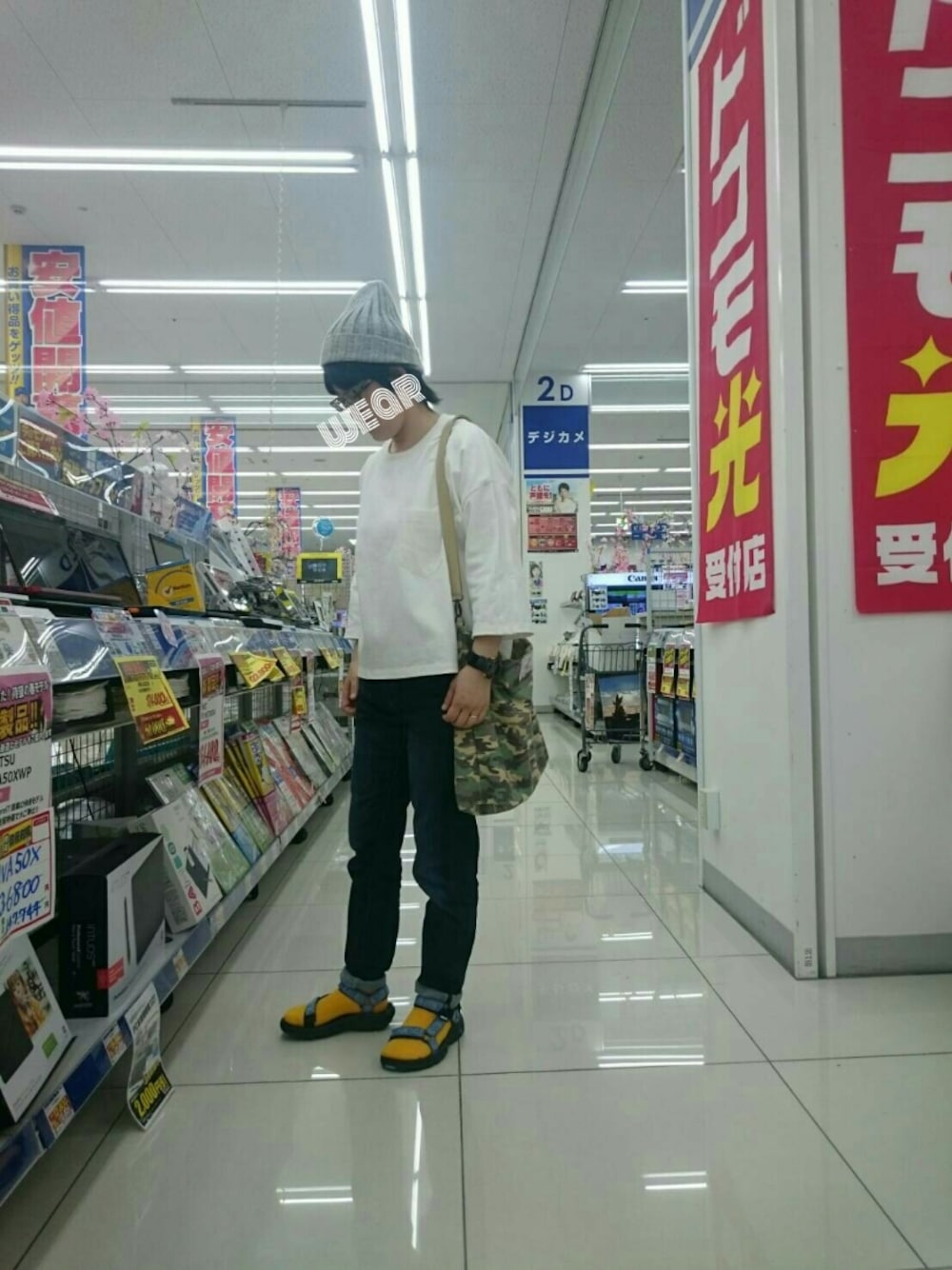 その他のショルダーバッグ、ブルー系のシューズ、ホワイト系のTシャツ/カットソーを着用したレディースの春コーディネートの1枚目の写真