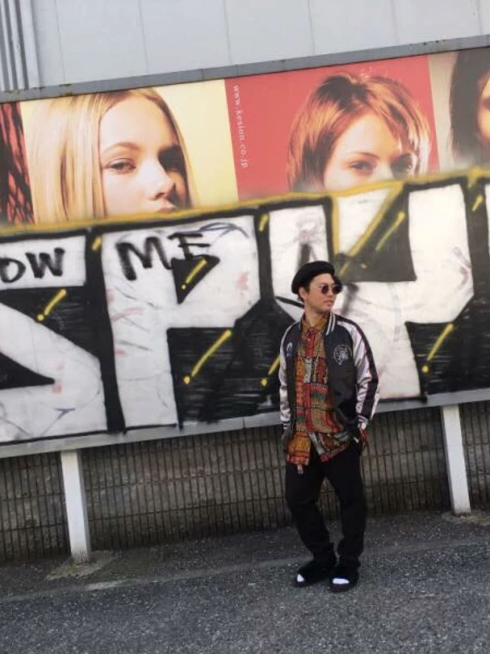 ブラック系のスラックス、ブラック系のサンダル、ブラック系のハンチング/ベレー帽を着用したメンズの春コーディネートの1枚目の写真