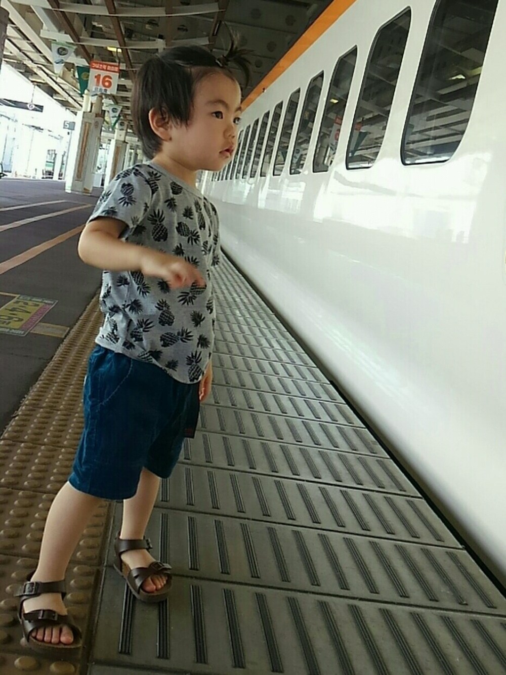 「2歳、男の子、キッズコーデ、休日、東北、ビーミング、ハーフパンツ、パイナップル、glazos」｜「B:MING by BEAMSの○ビーミング by ビームス / コーデュロイショーツ（その他パンツ、ブルー系）」を使った、yura_oxoさん（キッズ・90cm）の夏コーディネートの1枚目の写真
