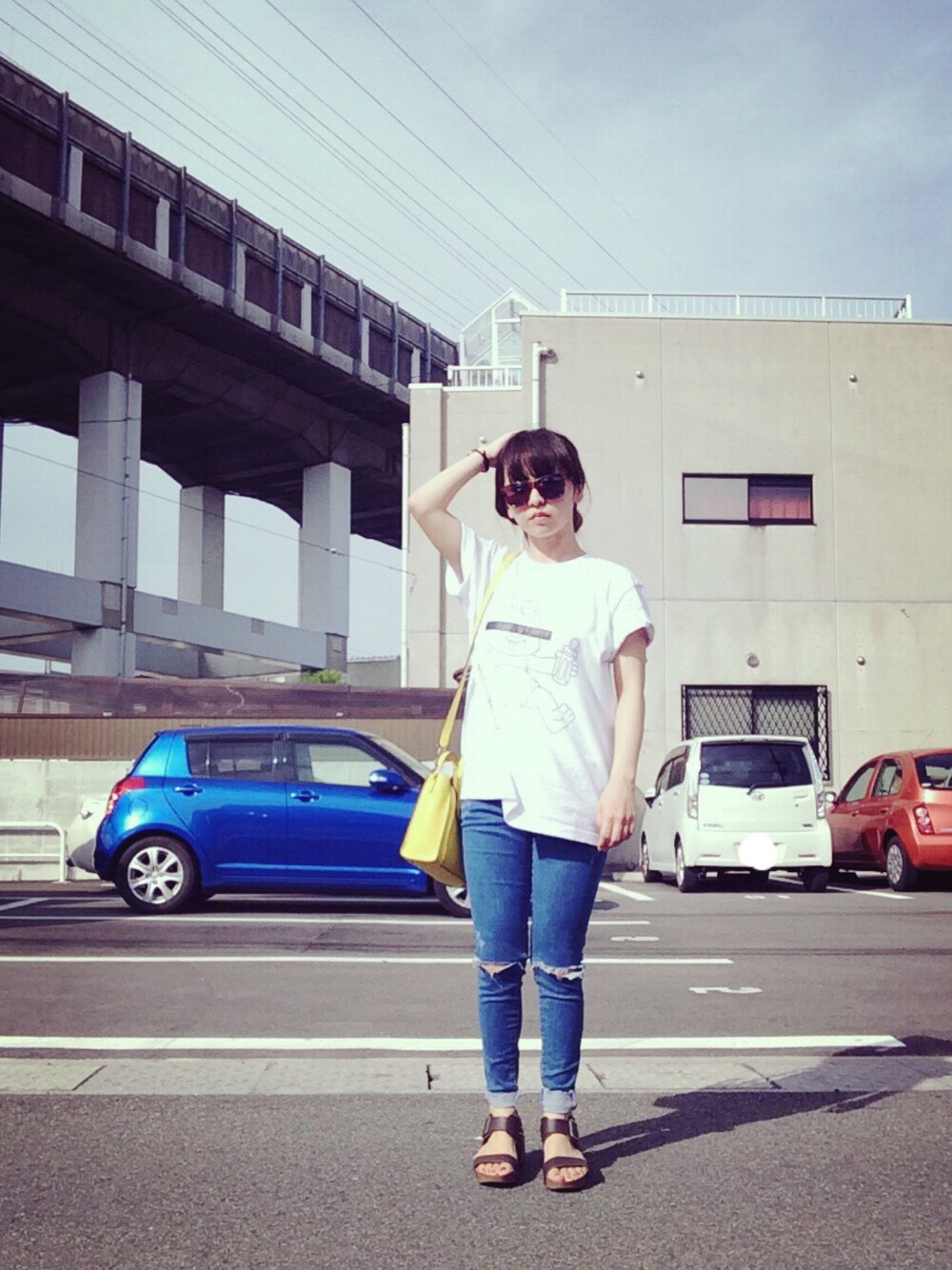 「ビタミンカラー、お気に入りのTシャツ、厚底サンダル、ロングTシャツ、スキニーデニム、ダメージデニムパンツ、サングラス、CATCOPY、クラッシュデニム、コンフォートサンダル」｜「CELINEのアイテム（ショルダーバッグ、イエロー系）」を使った、はまち(¨)♡さん（レディース・153cm）の春コーディネートの1枚目の写真