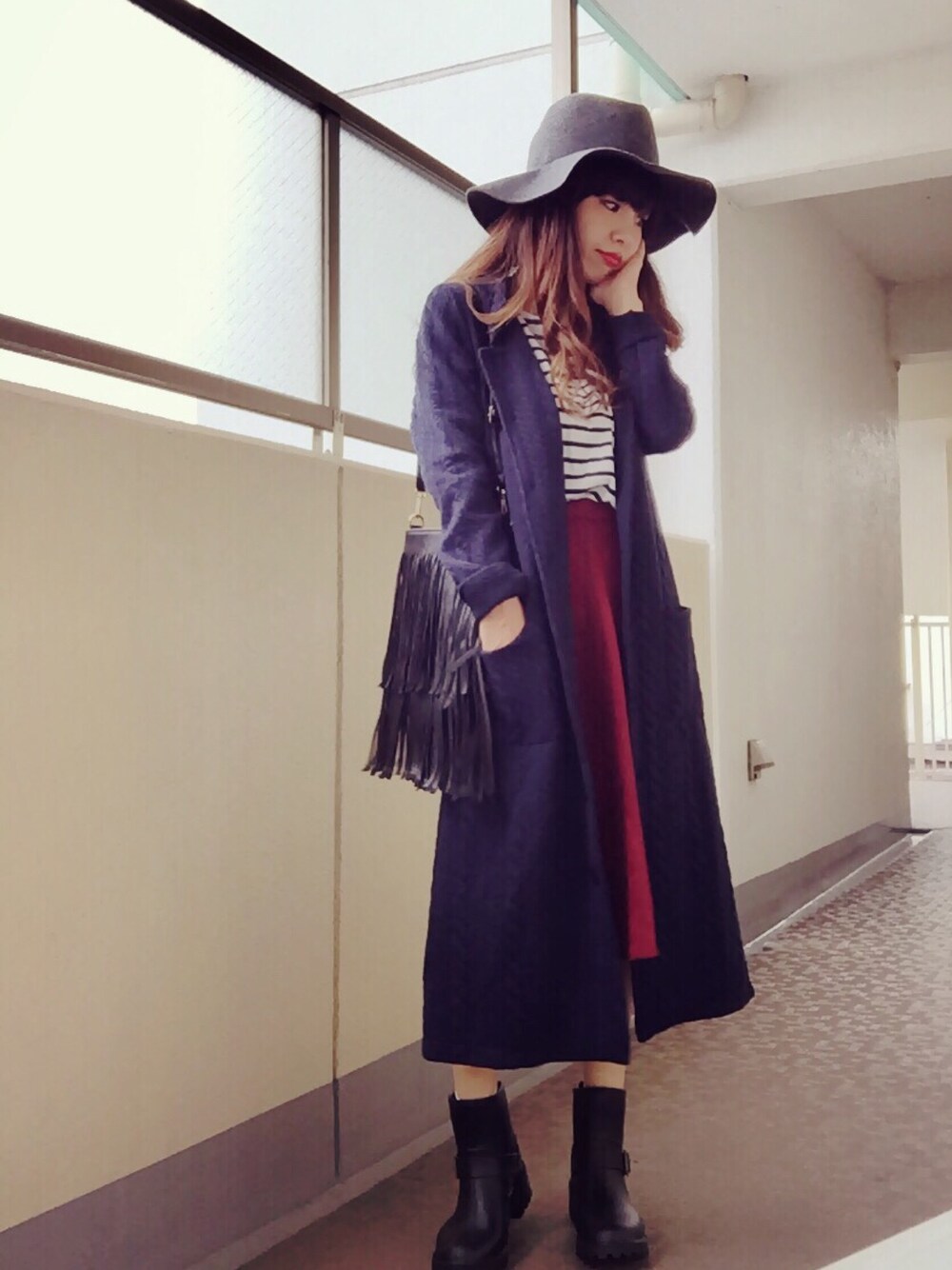 その他のスカート、ブルー系のその他アウター、ブラック系のショルダーバッグを着用したレディースの秋コーディネートの1枚目の写真