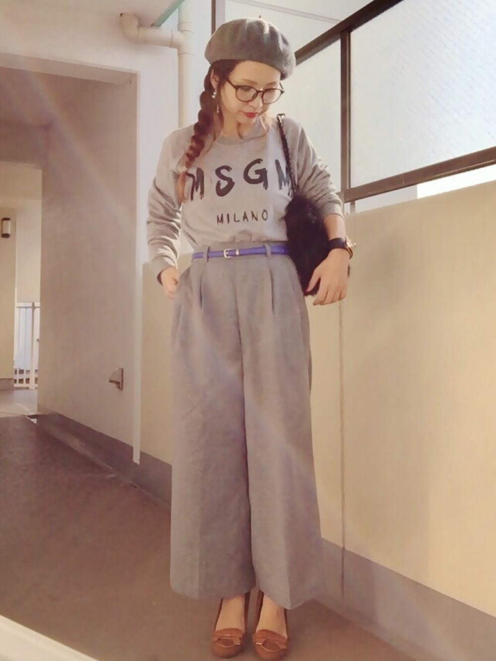 グレー系のスウェット、ブラック系のハンドバッグ、グレー系のその他パンツを着用したレディースの秋コーディネートの1枚目の写真