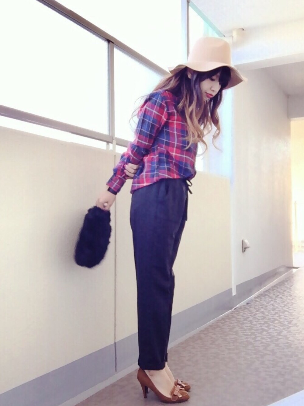 レッド系のシャツ/ブラウス、ブラック系のハンドバッグ、ブラック系のその他パンツを着用したレディースの秋コーディネートの1枚目の写真