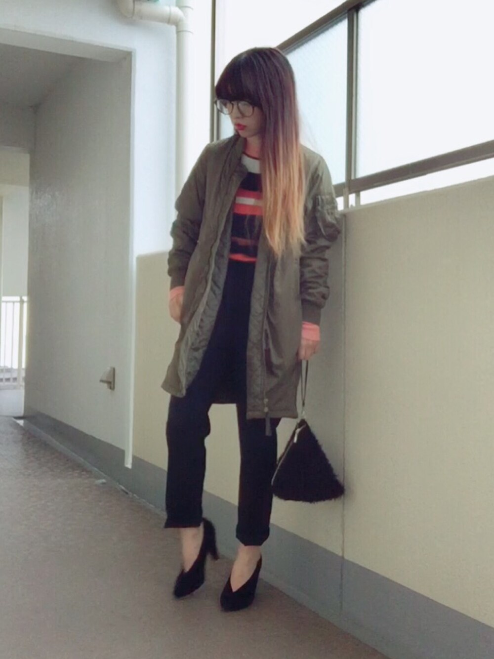 グリーン系のMA-1、その他のニット/セーター、ブラック系のその他パンツを着用したレディースの冬コーディネートの1枚目の写真