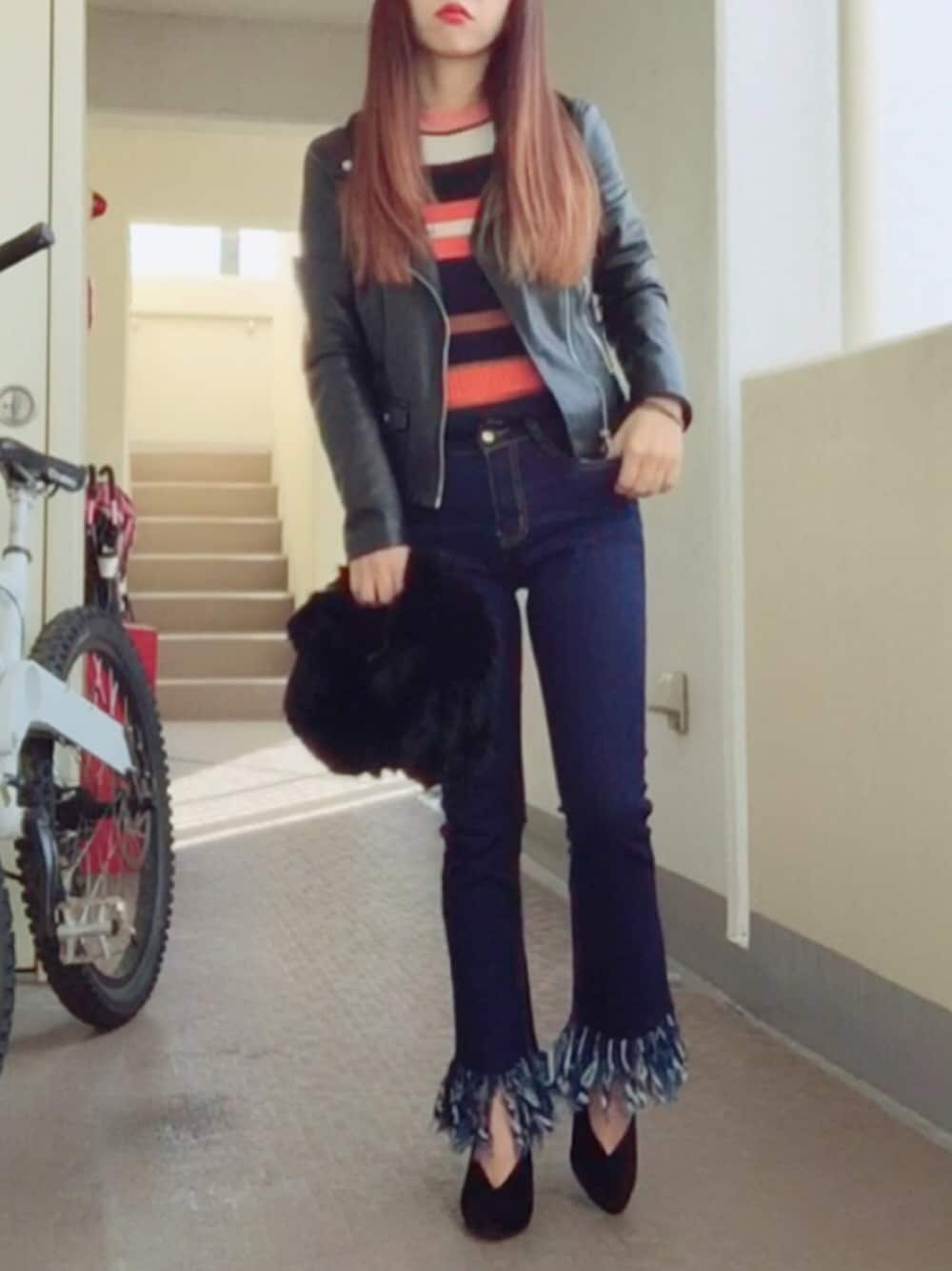 ブラック系のライダースジャケット、その他のニット/セーター、ブラック系のハンドバッグを着用したレディースの冬コーディネートの1枚目の写真