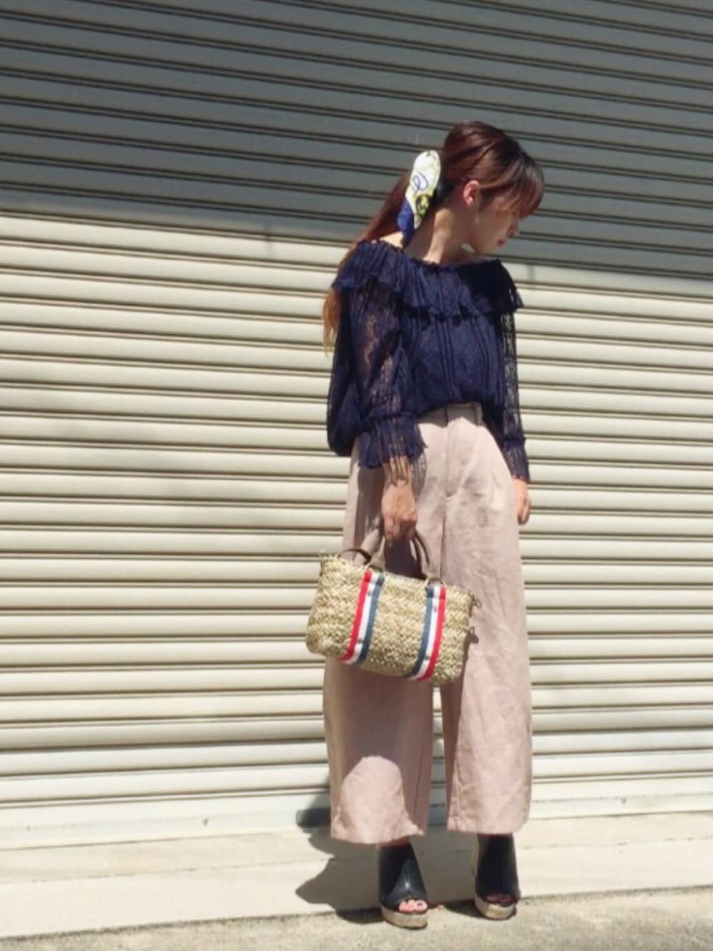 ブルー系のシャツ/ブラウス、ベージュ系のその他パンツ、レッド系のかごバッグを着用したレディースの春コーディネートの1枚目の写真