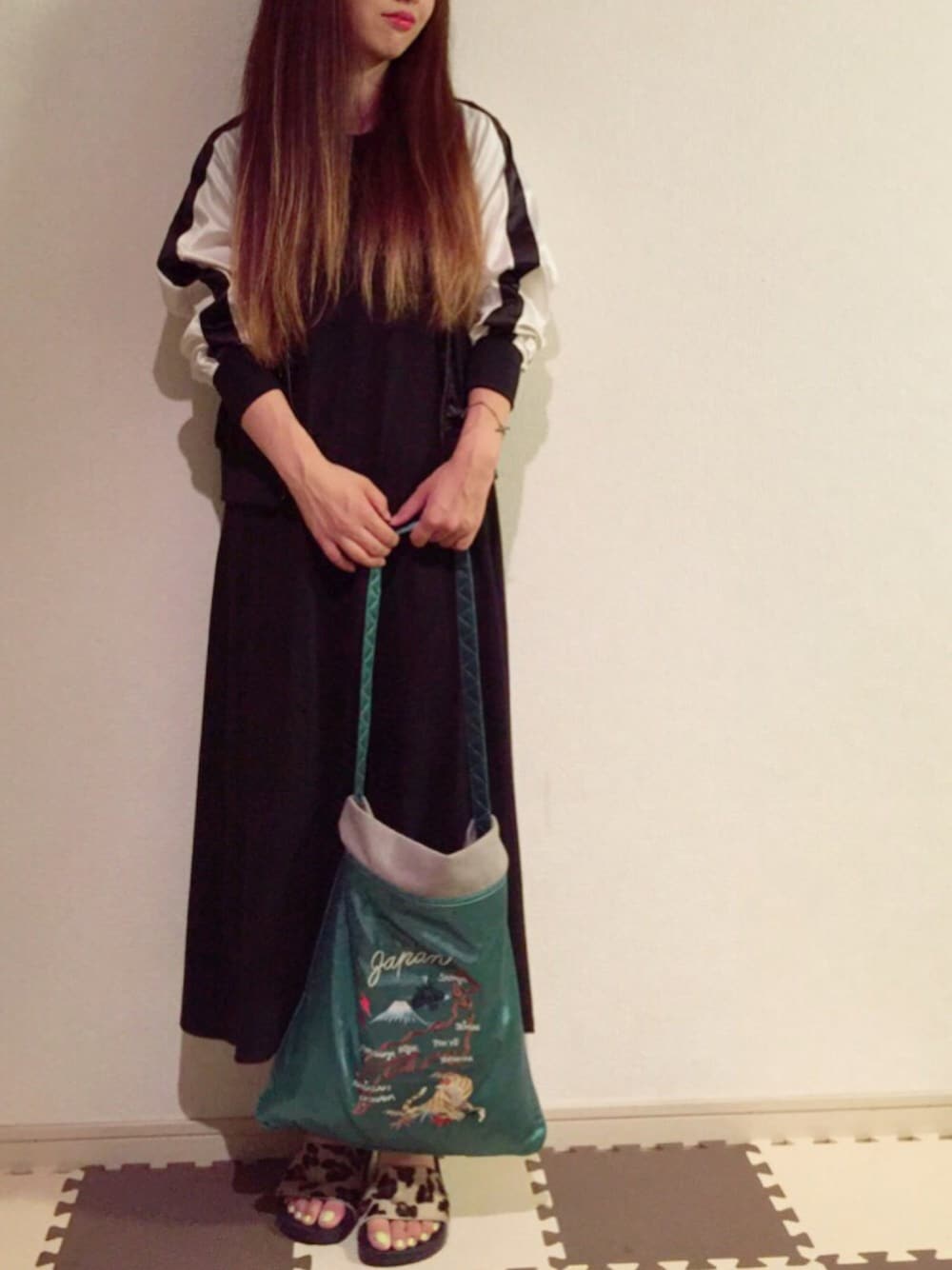 ブラック系のジャケット/アウター、ブラック系のワンピース、ブラック系のサンダルを着用したレディースの夏コーディネートの1枚目の写真