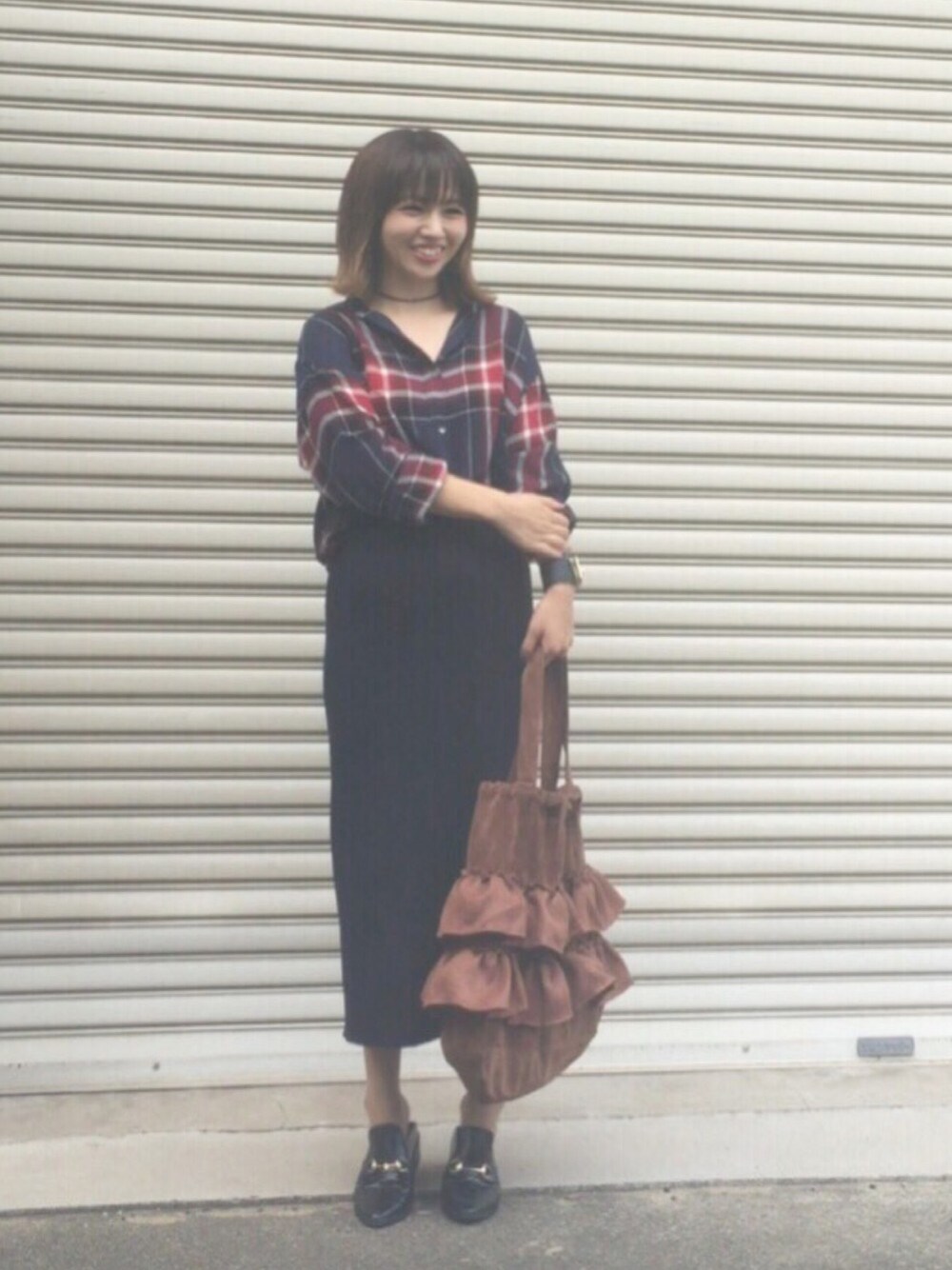 ブルー系のシャツ/ブラウス、ブラウン系のショルダーバッグ、ブルー系のスカートを着用したレディースの秋コーディネートの1枚目の写真