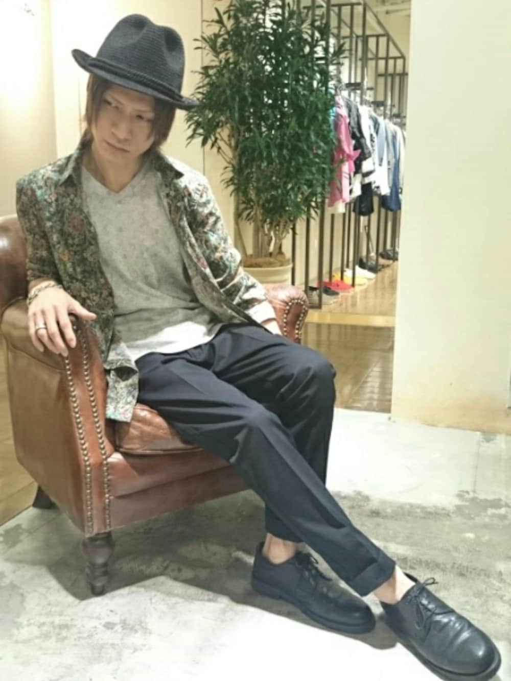 「花柄、ペイズリー、柄on柄、リバティー、KATHARINE HAMNETT LONDON(KATHARINE HAMNETT LONDON)、アバンギャルド」｜「KATHARINE HAMNETT LONDON のLIBERTY WILD FLOWER(リバティワイルドフラワー)（シャツ/ブラウス、ブラック系）」を使った、大粒来　健明さん（メンズ・168cm）の夏コーディネートの1枚目の写真