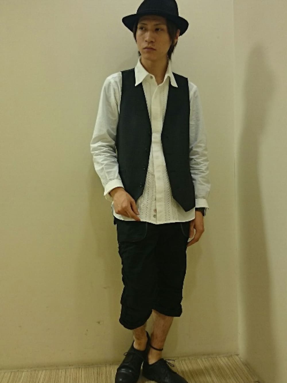 「キャサリンハムネット、ベスト、クロップド」｜「HAMNETTの【HAMNETT】 KASURI DOBBY GILEET / カスリドビー ジレ ﾍﾞｽﾄ（ベスト、グレー系）」を使った、大粒来　健明さん（メンズ・168cm）の春コーディネートの1枚目の写真