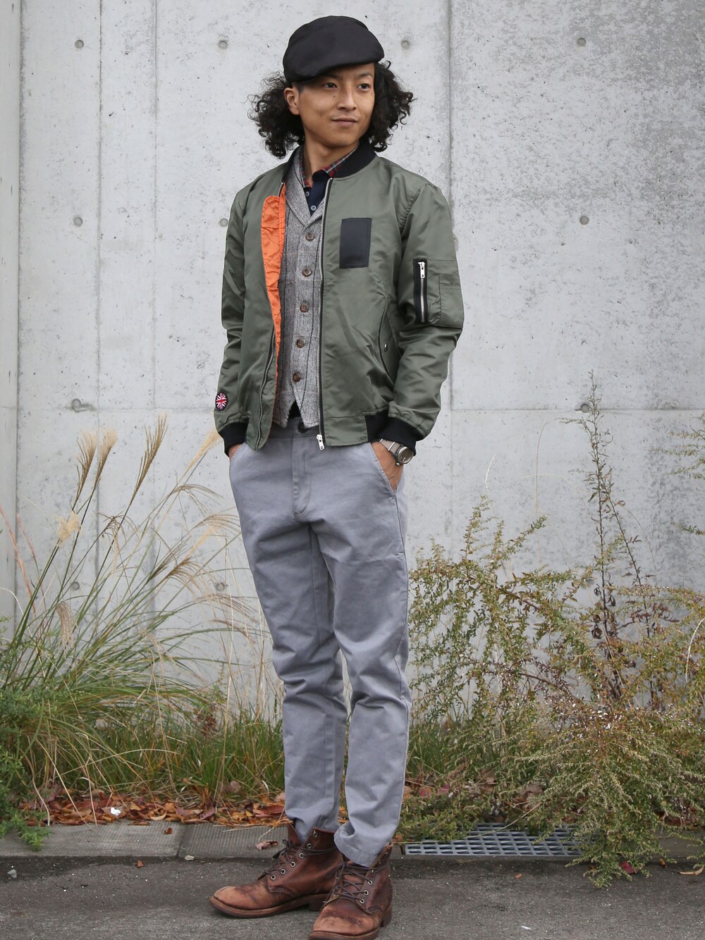 「#MA-1、 #キャスケット、 #チノパン、 ＃ベスト」｜「メンズ　フェイクレザーパッチ付MA-1（ミリタリージャケット、グリーン系）」を使った、ベッキーさん（メンズ・170cm）の冬コーディネートの1枚目の写真